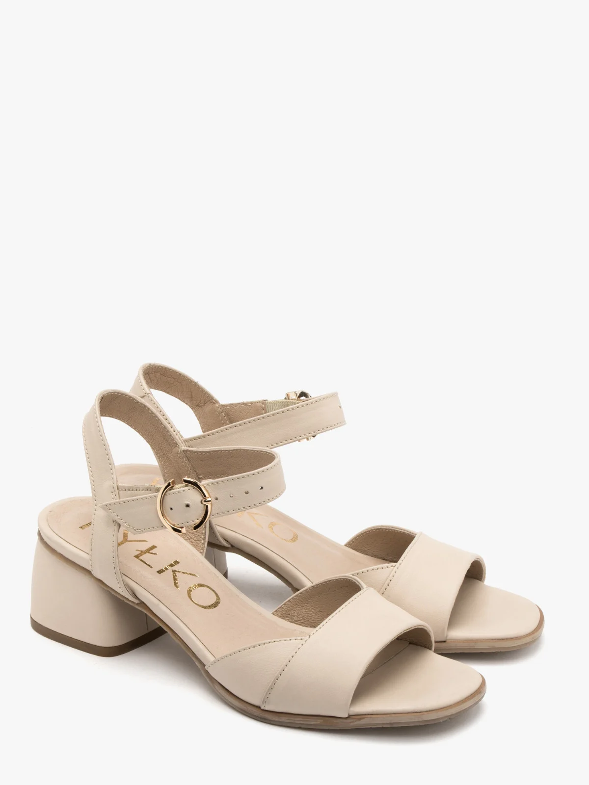 Sandały w kremowym kolorze na niskim obcasie