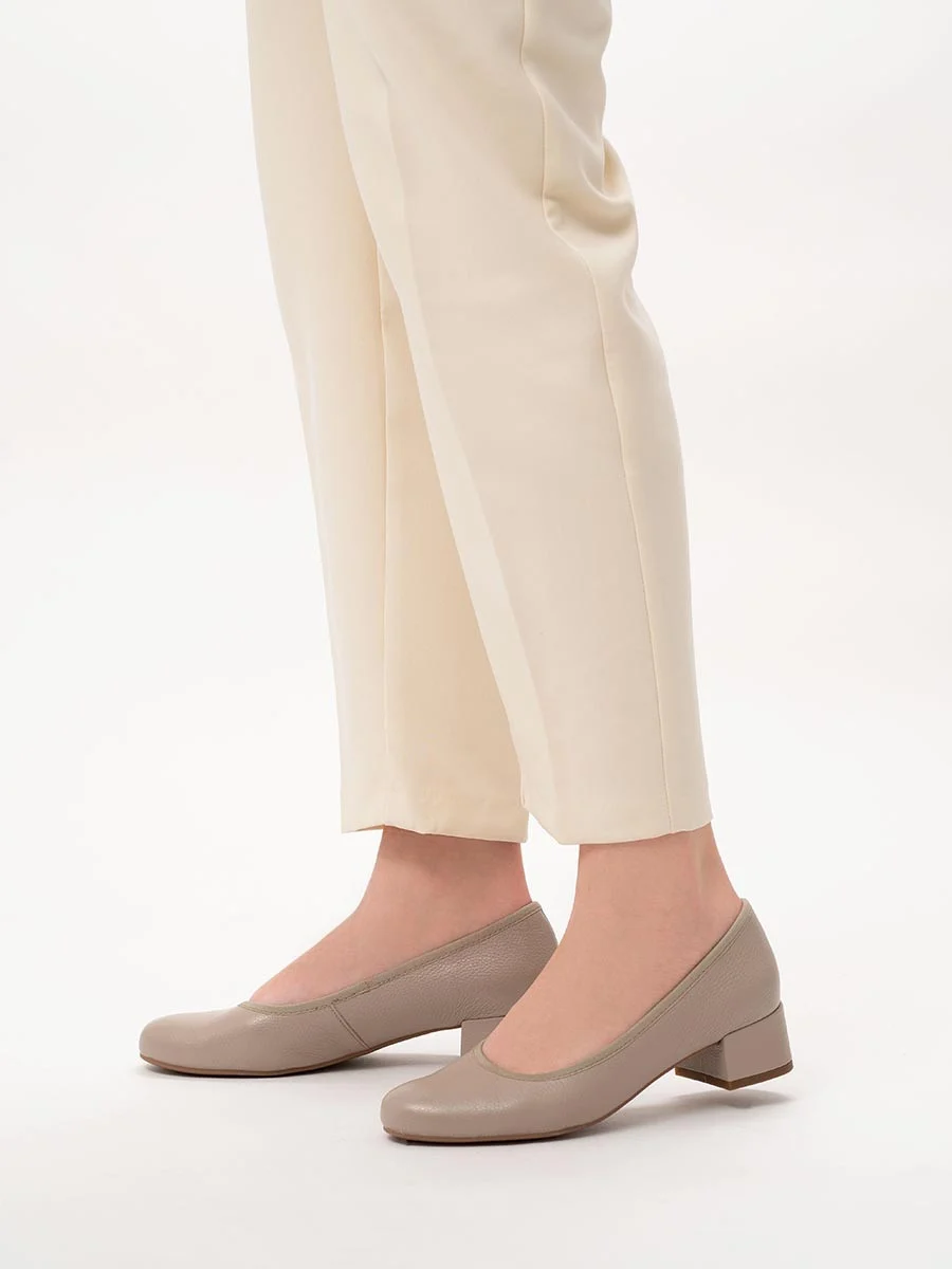 Beżowe czółenka na niskim obcasie