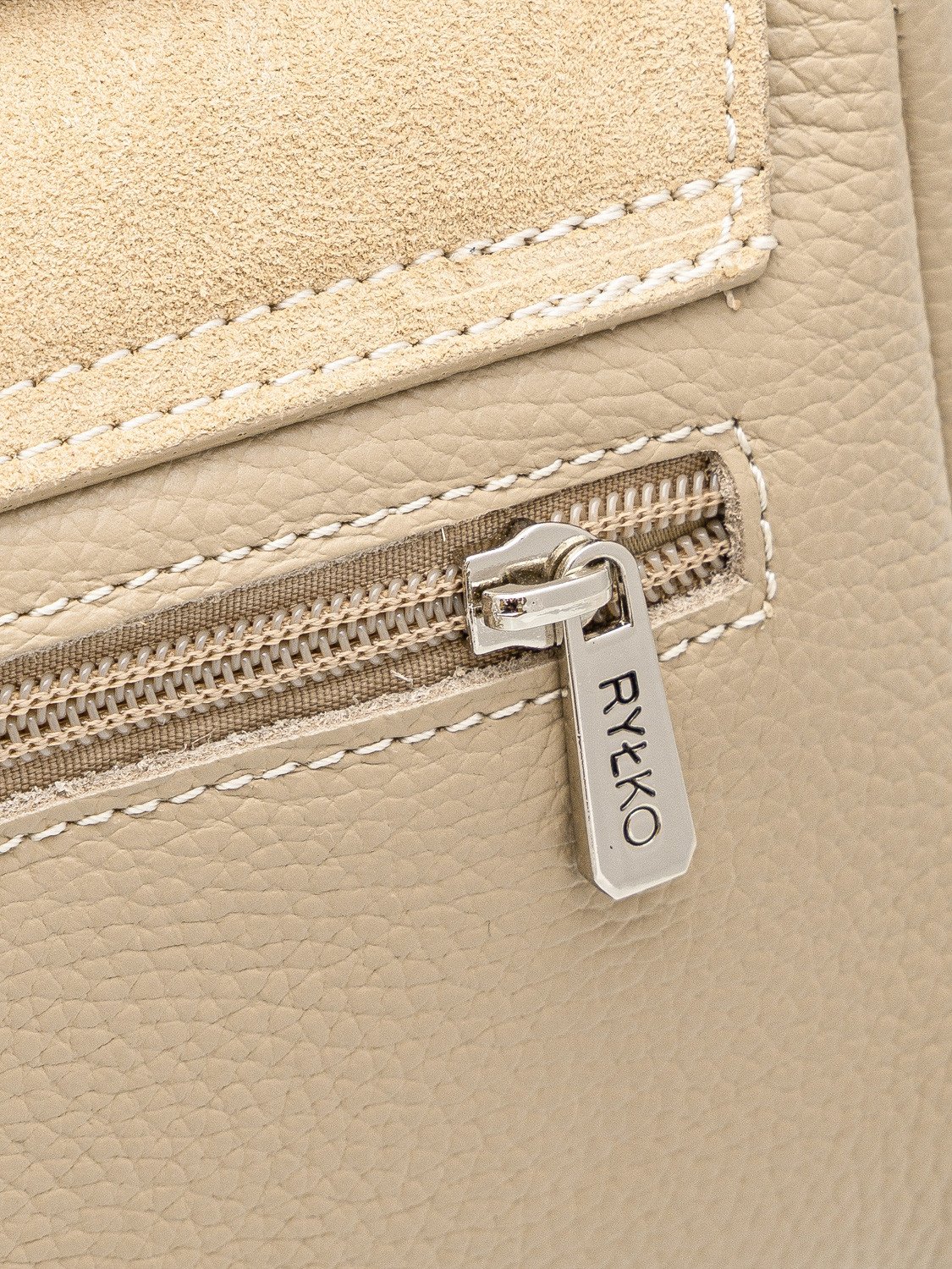 Mała beżowa torebka z łańcuszkiem