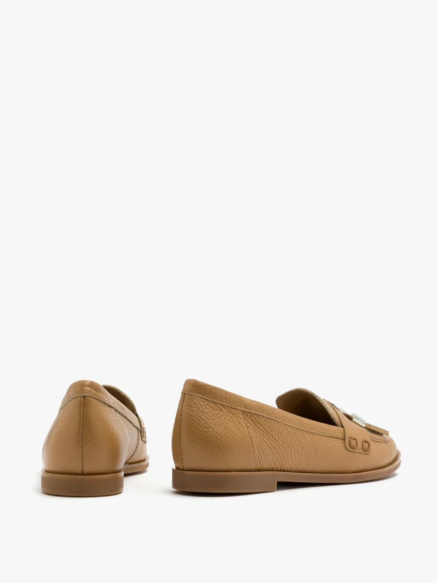 Ciemnobeżowe mokasyny ze srebrną ozdobą