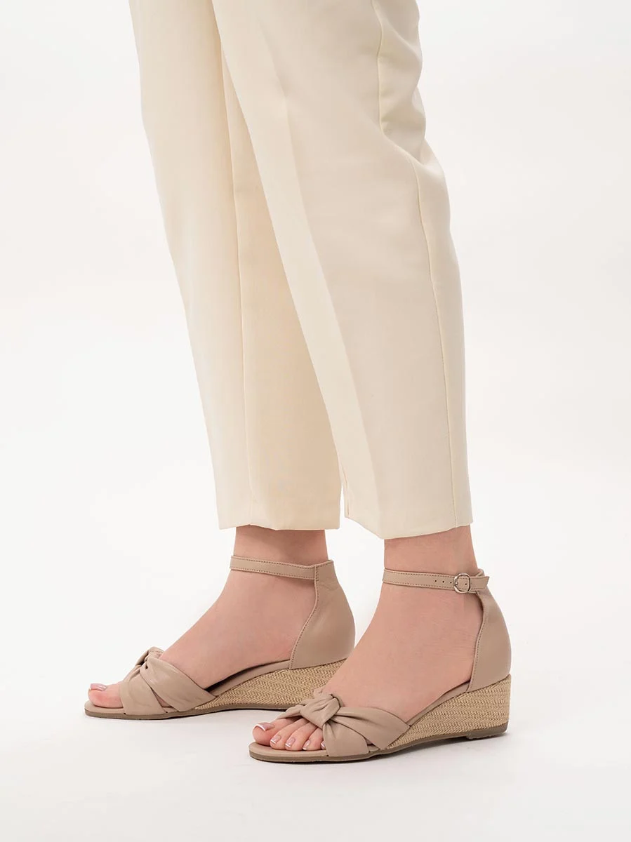 Beżowe sandały na klinie