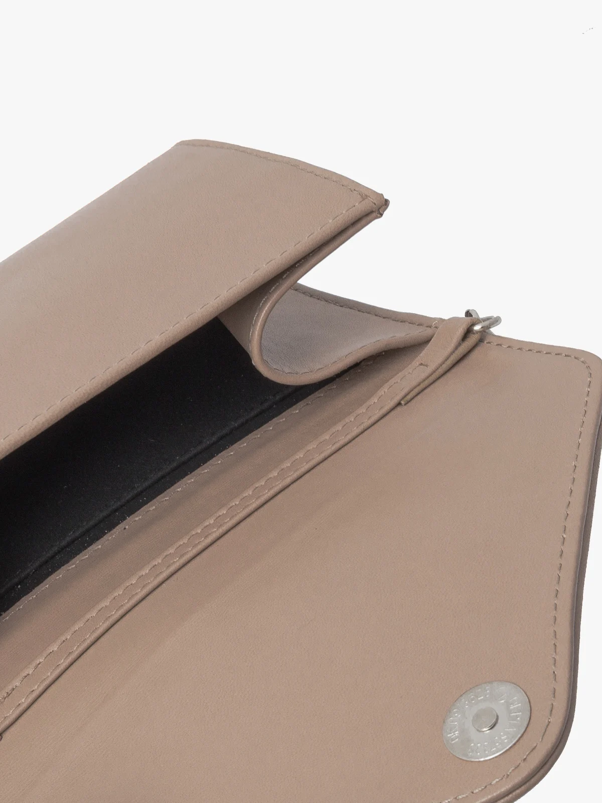 Beżowa torebka kopertówka z łańcuszkowym paskiem