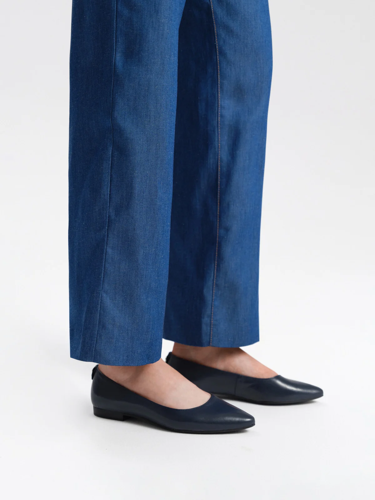 Granatowe baleriny z noskiem w szpic