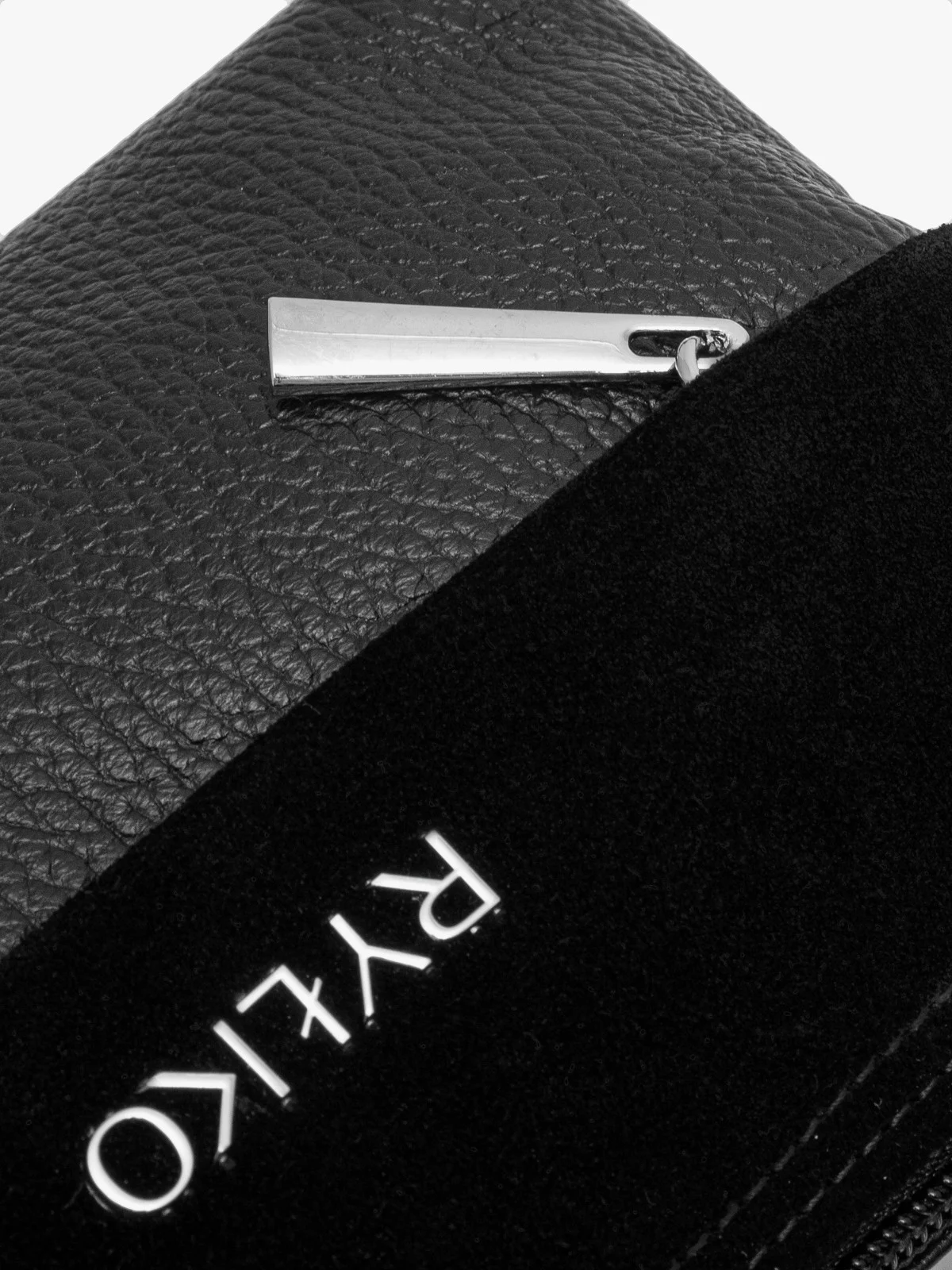 Mała, czarna torebka na pasku z taśmy