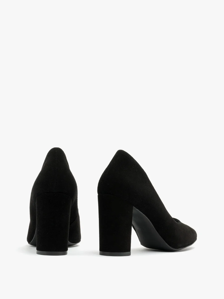 Czółenka na słupku w kolorze czarnym