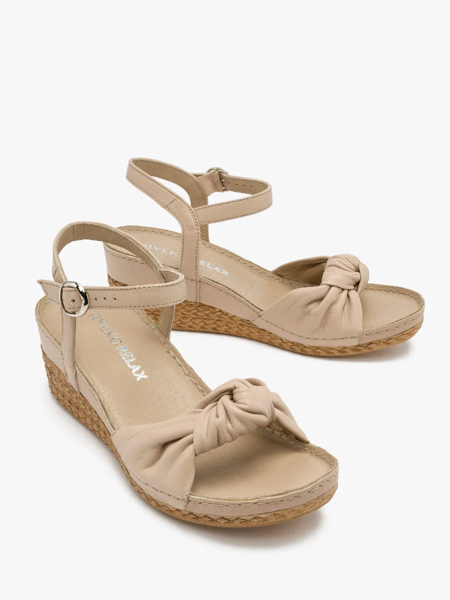 Kremowe sandały na platformie