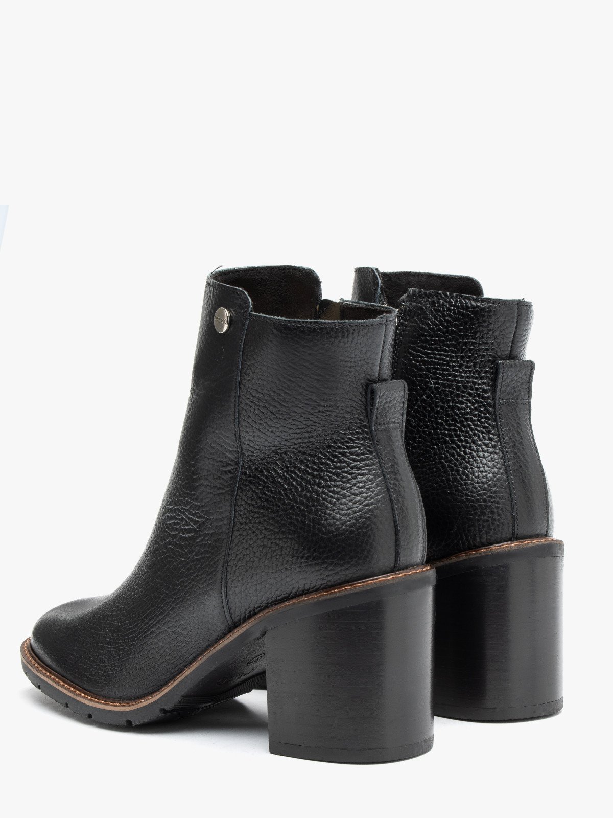 Klasyczne, czarne botki na klocku