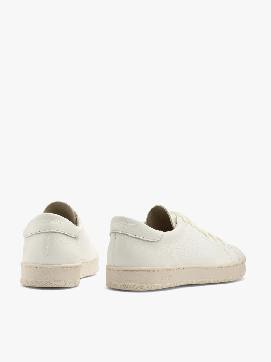 Białe półbuty na kremowym spodzie