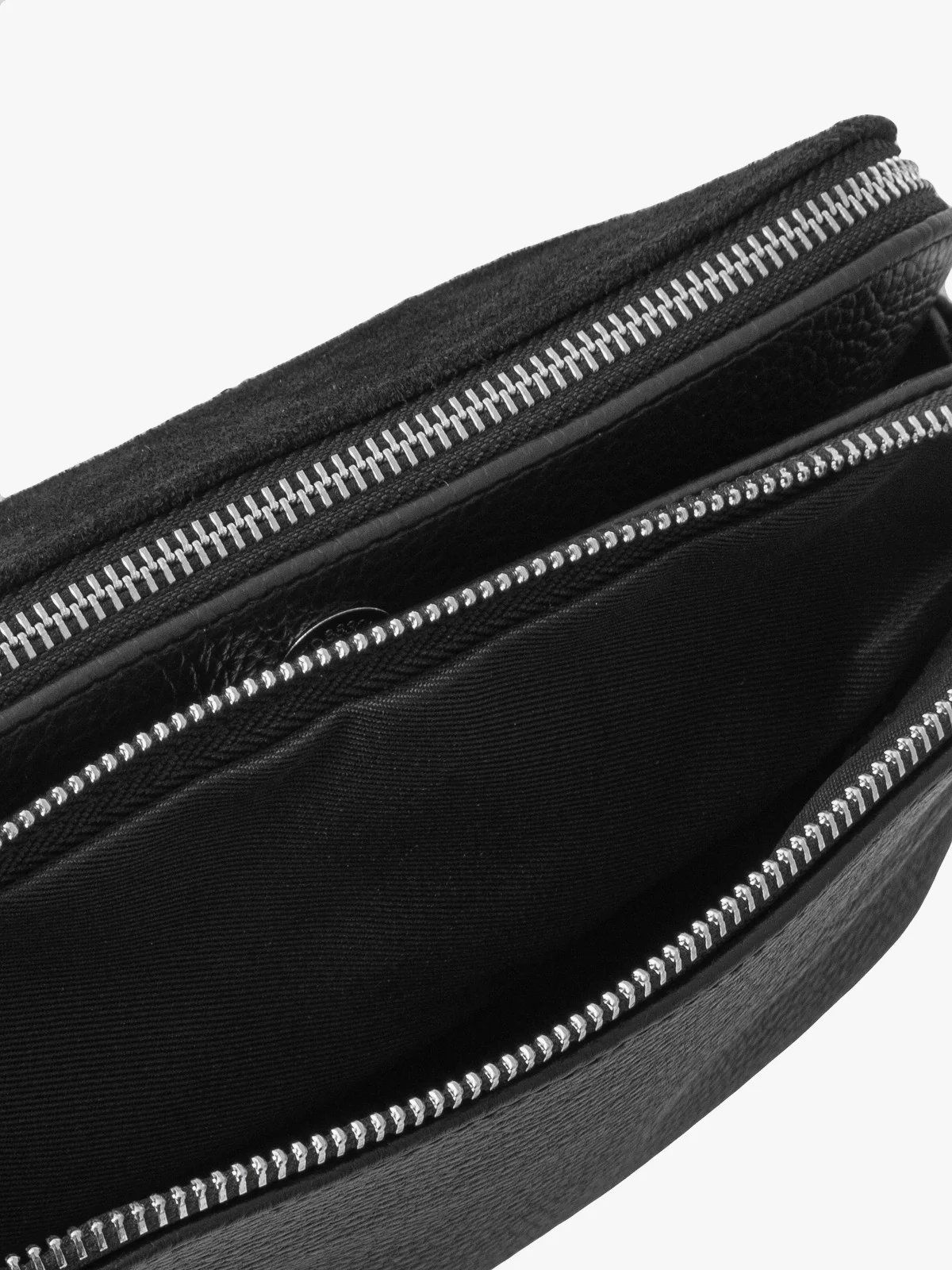 Mała, czarna torebka z łańcuszkowym paskiem na ramię