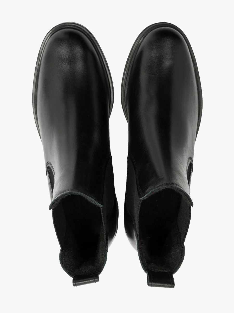 Czarne sztyblety na niskim obcasie