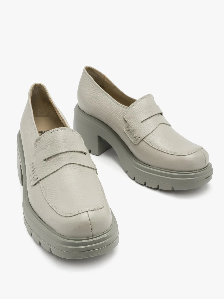 Szare mokasyny na obcasie