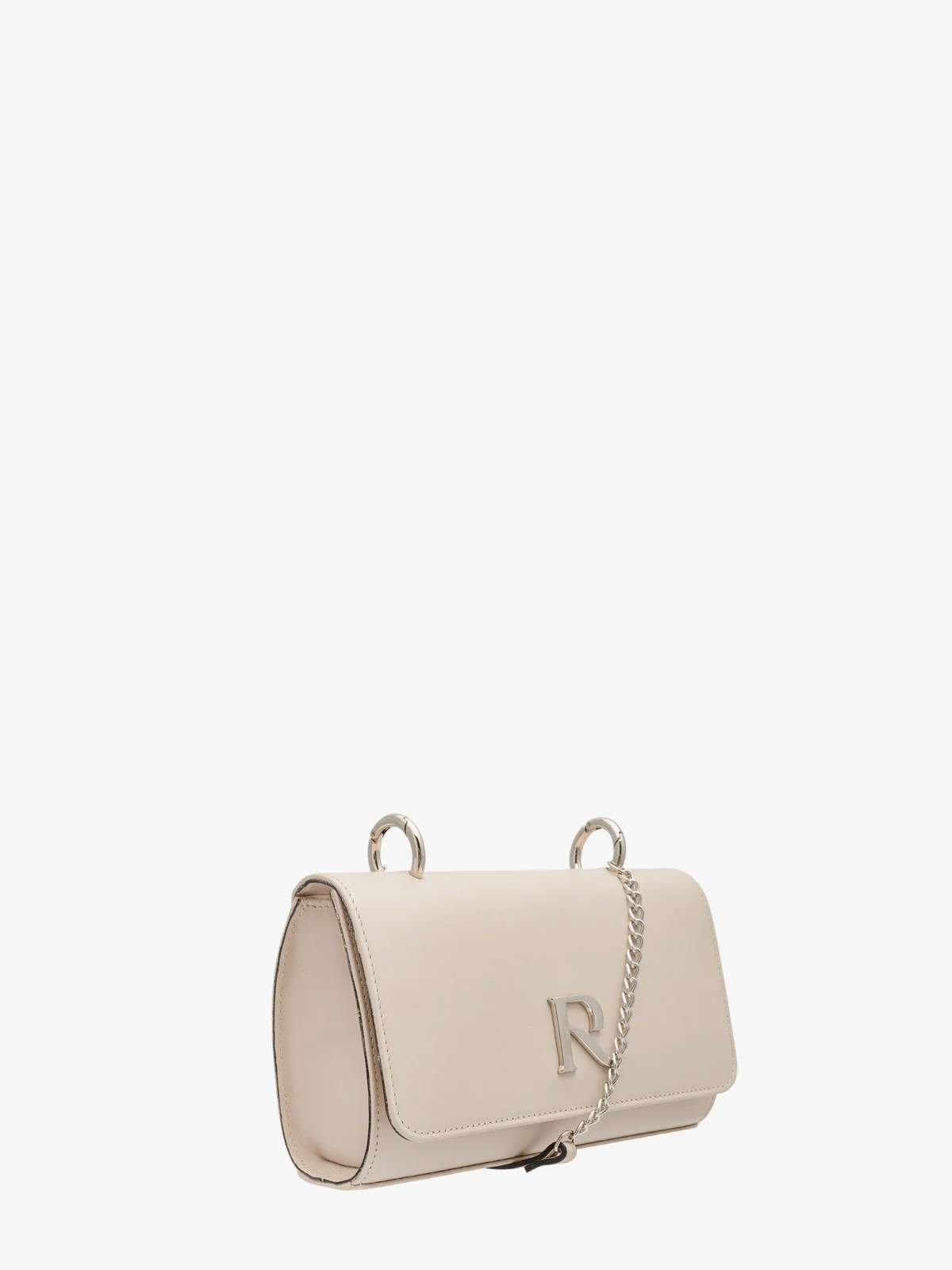 Beżowa torebka typu kopertówka na srebrnym łańcuszku