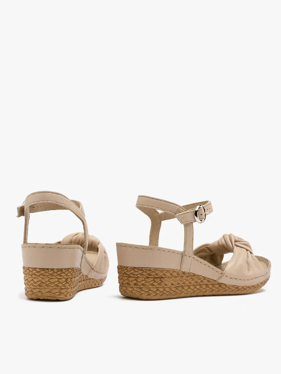 Kremowe sandały na platformie