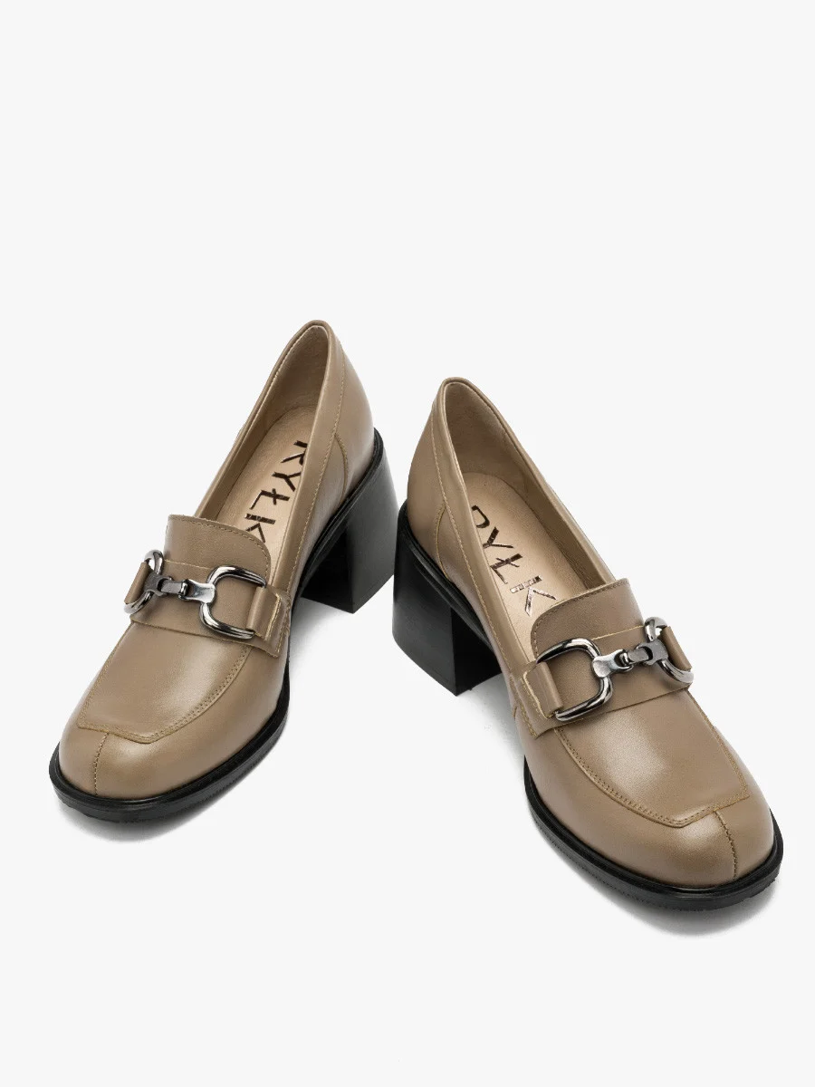 Beżowe mokasyny z ozdobą na cholewce