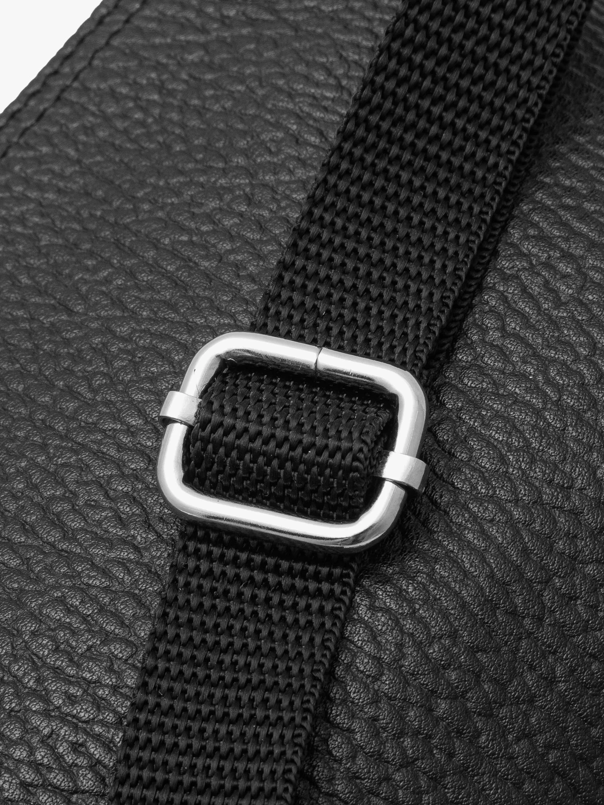 Mała, czarna torebka na pasku z taśmy