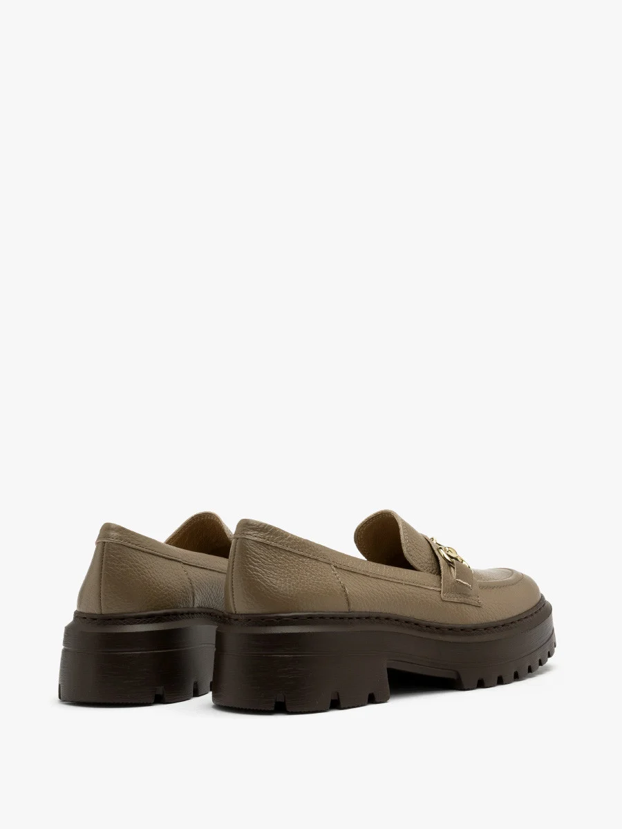 Beżowe mokasyny ze złotą ozdobą