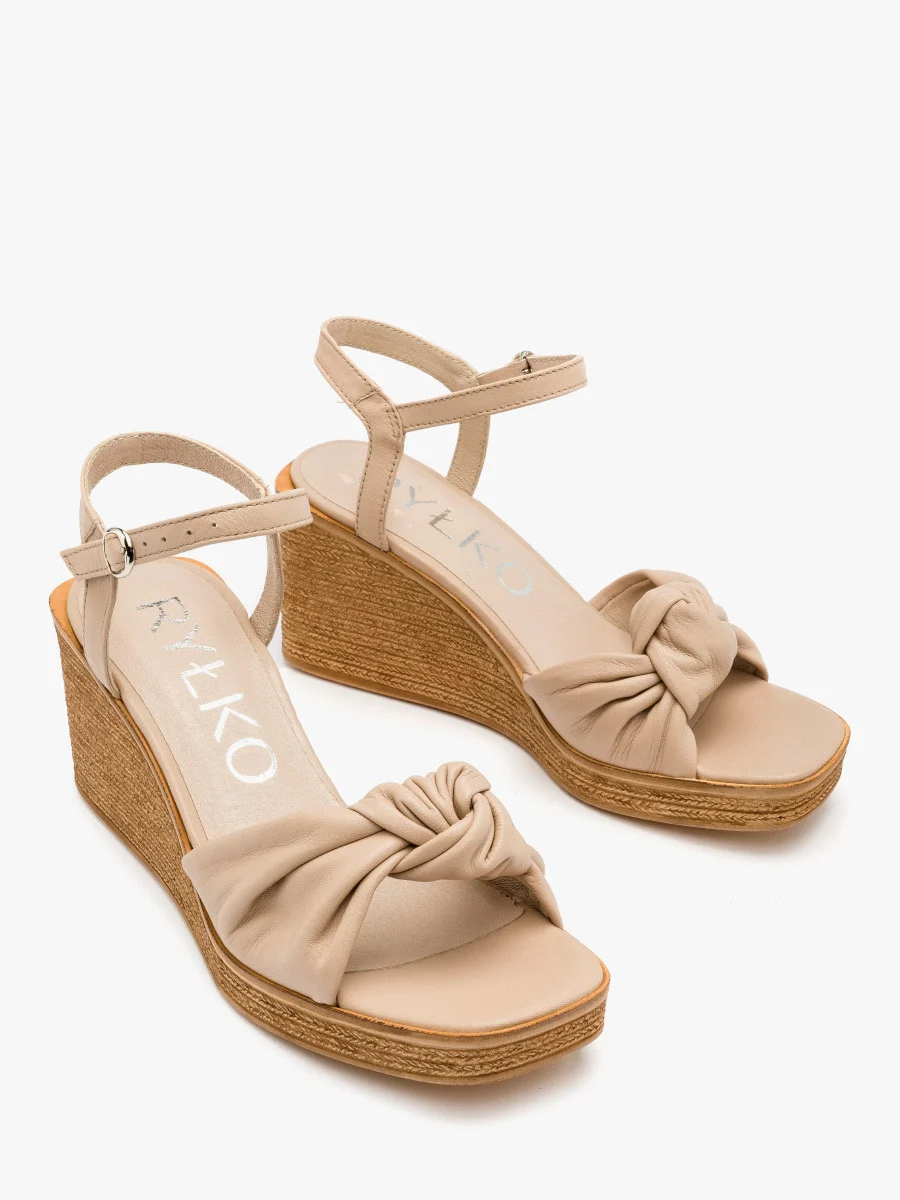 Beżowe sandały na koturnie z ozdobną cholewką