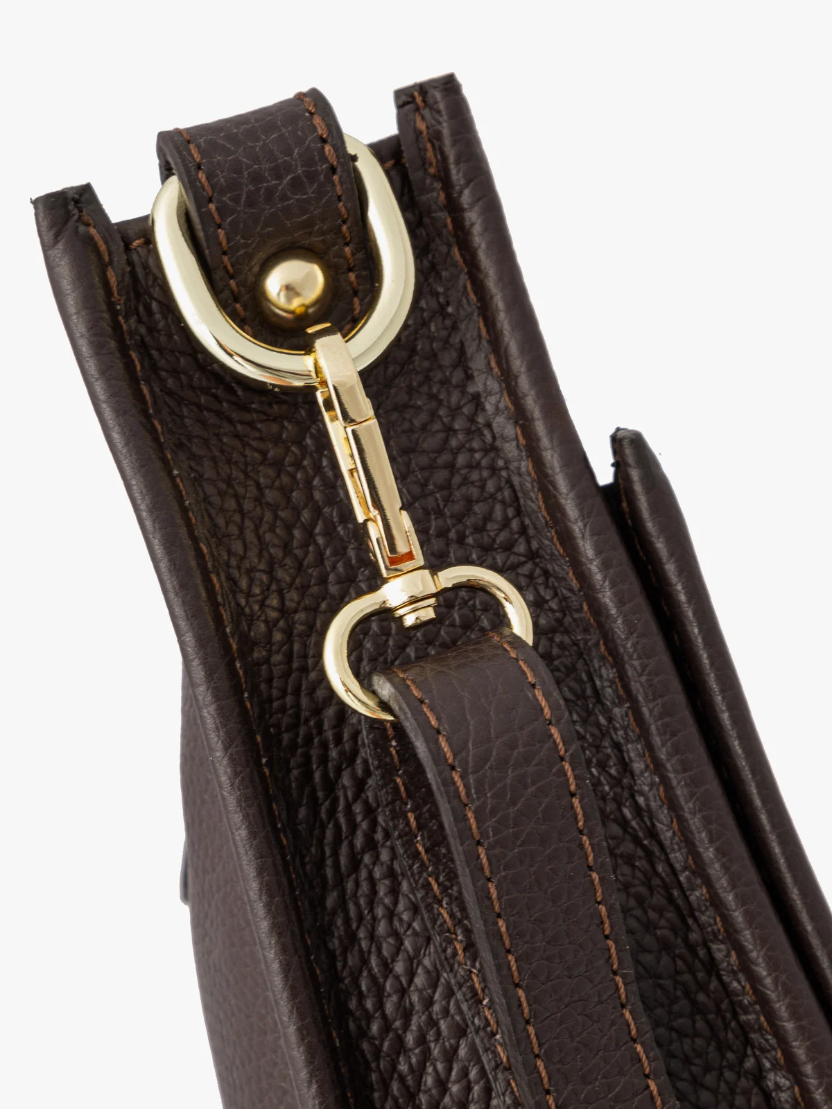 Mała, brązowa torebka na pasku ze złotymi detalami