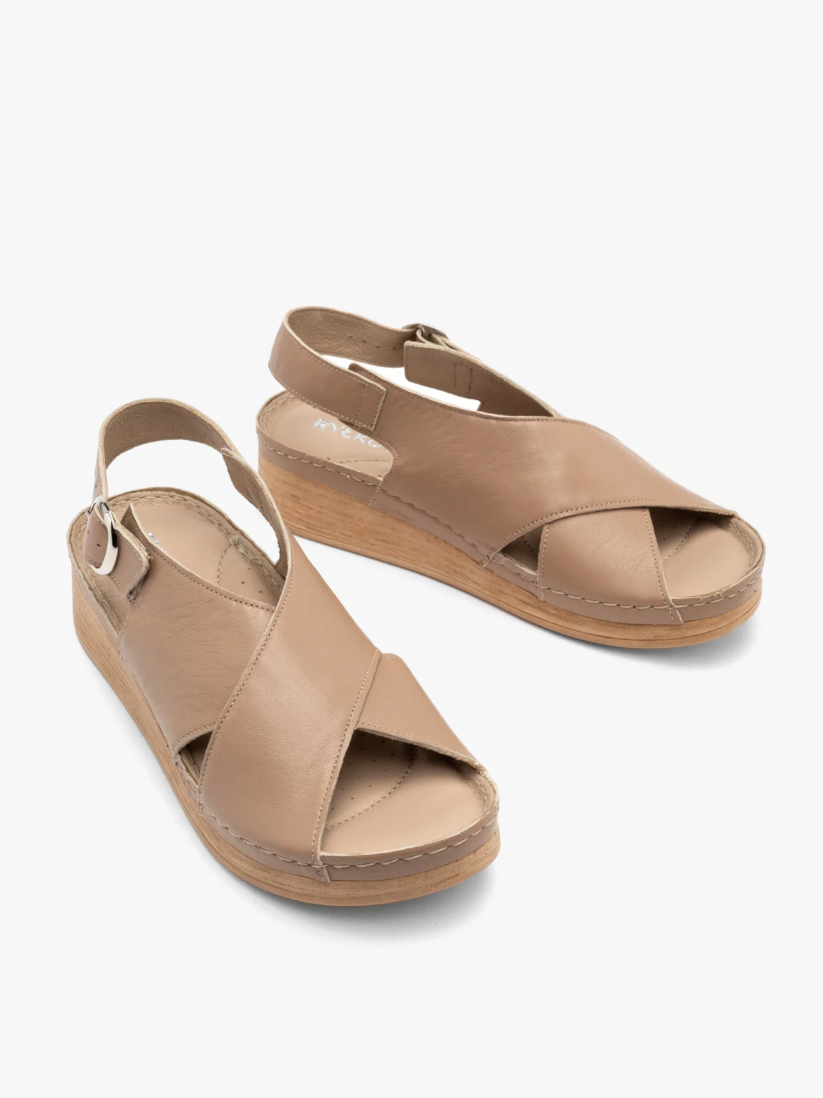 Beżowe sandały na niskiej platformie