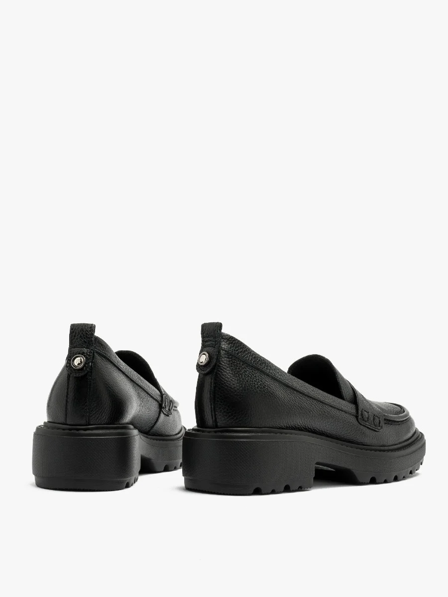 Czarne mokasyny z ozdobną cholewką