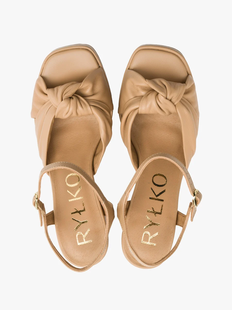 Beżowe sandały na słupku