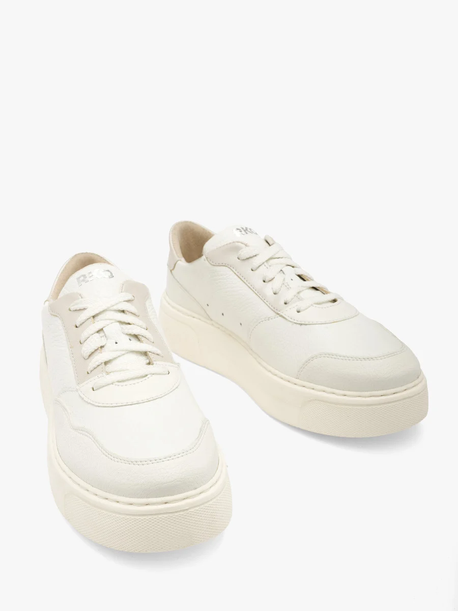 Białe półbuty sportowe z perłowymi detalami