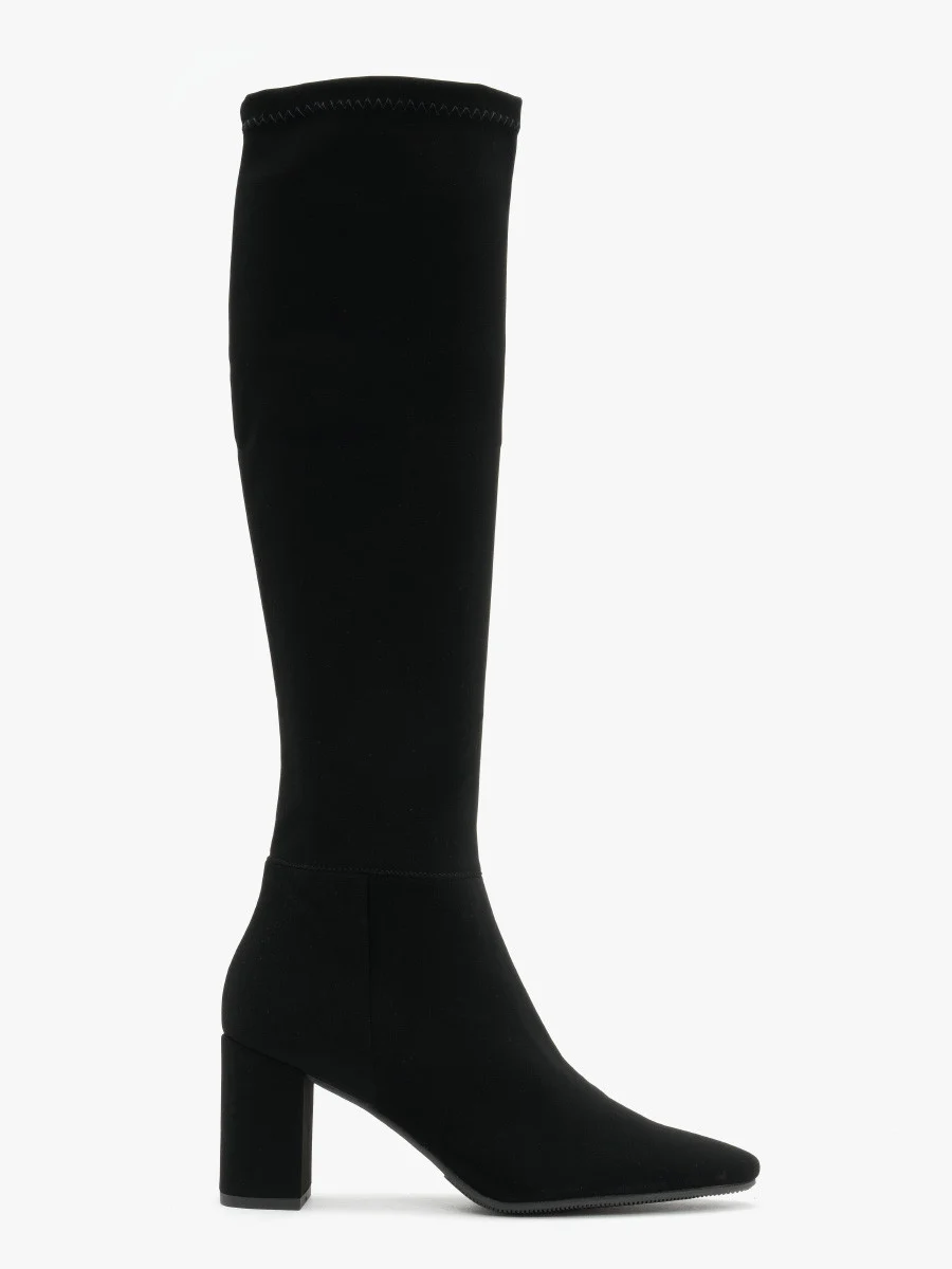 Czarne kozaki z elastyczną cholewką