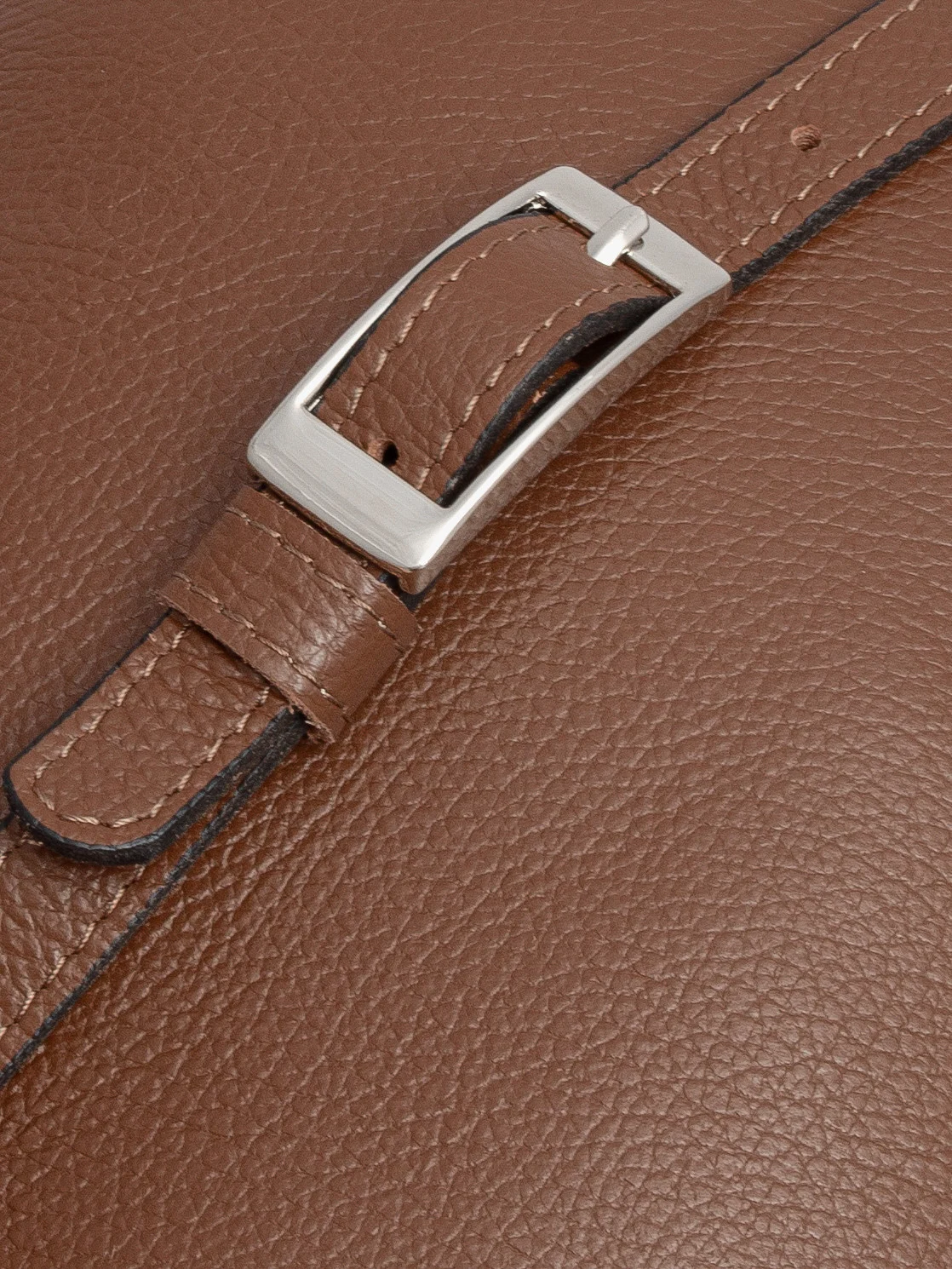 Mała, brązowa torebka z ozdobnym frędzlem