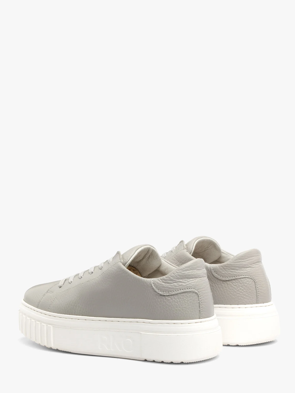 Szare sportowe półbuty na białej grubej podeszwie