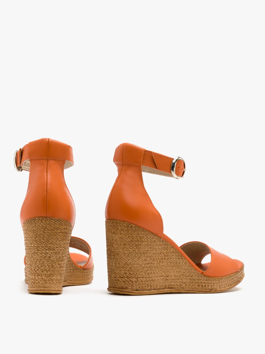 Dwuczęściowe pomarańczowe sandały na koturnie