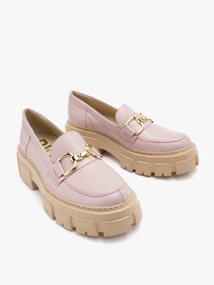 Liliowe mokasyny ze złotą ozdobą