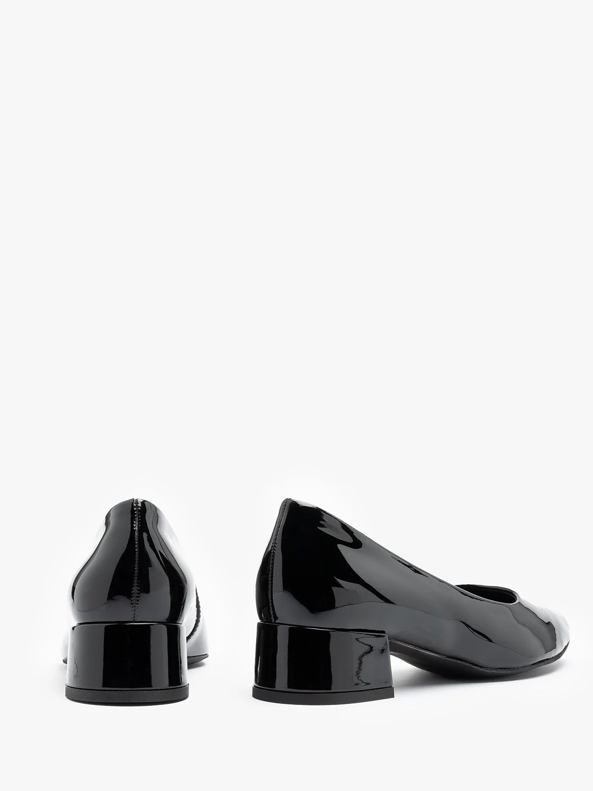 Czarne, lakierowane czółenka na niskim obcasie