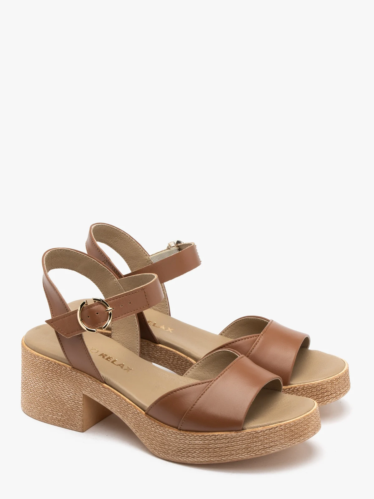 Jasnobrązowe sandały na masywnej platformie