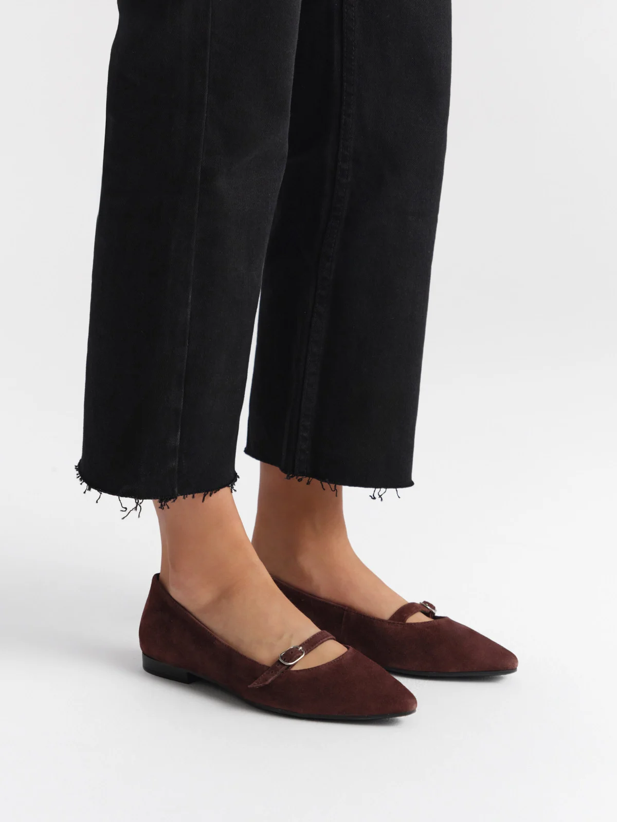 Brązowe baleriny z noskiem w szpic oraz paskiem