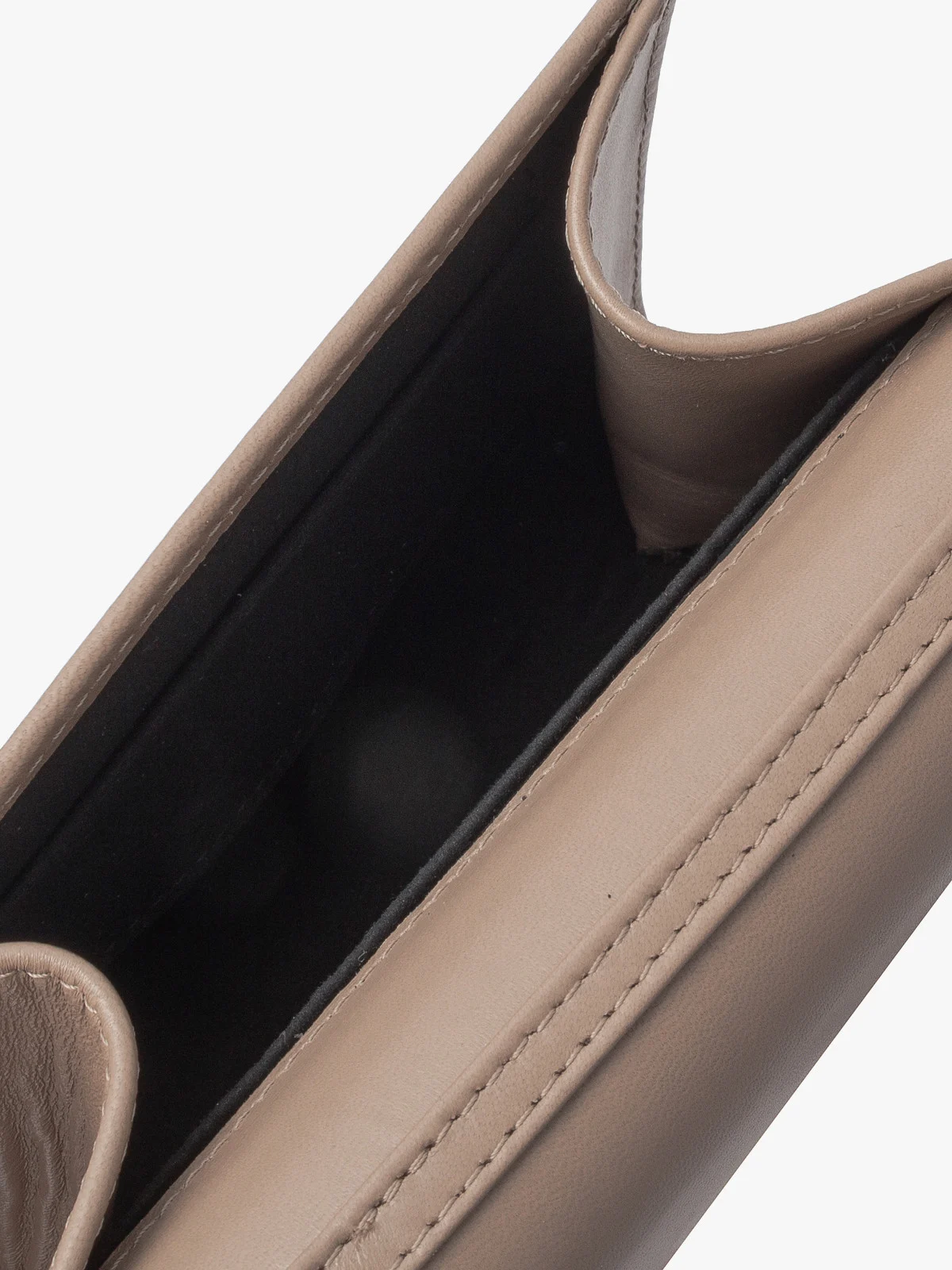 Beżowa torebka kopertówka z łańcuszkowym paskiem