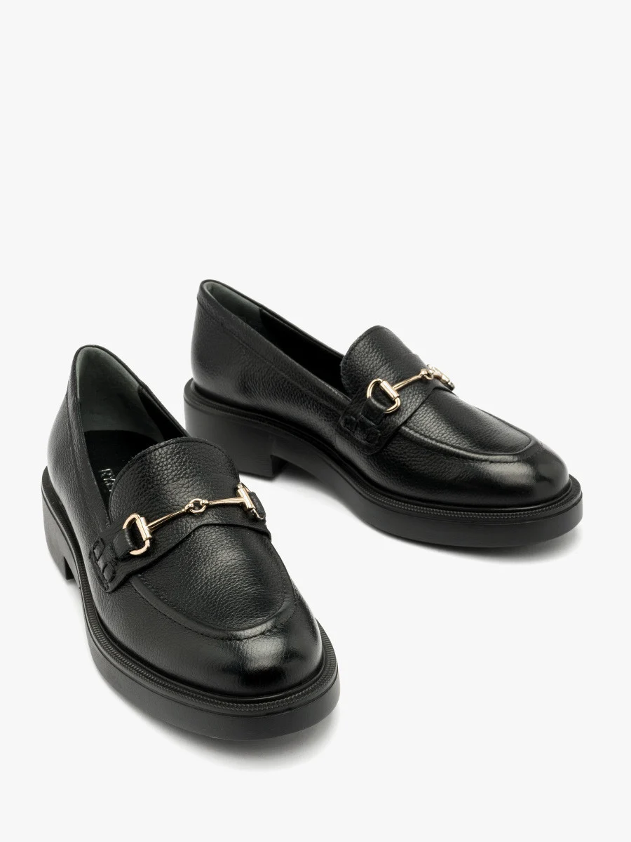 Czarne mokasyny z platynową ozdobą