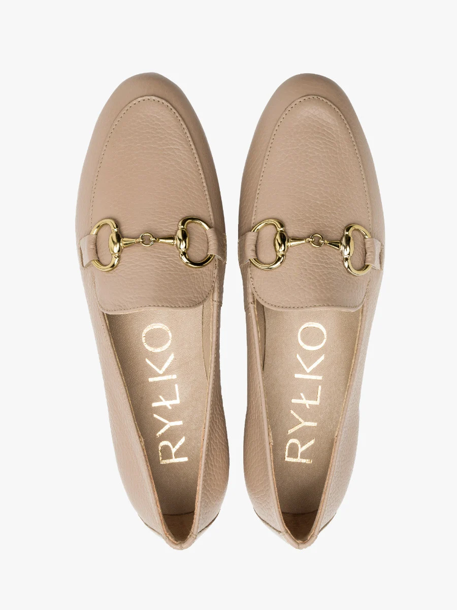 Beżowe mokasyny ze złotą klamerką