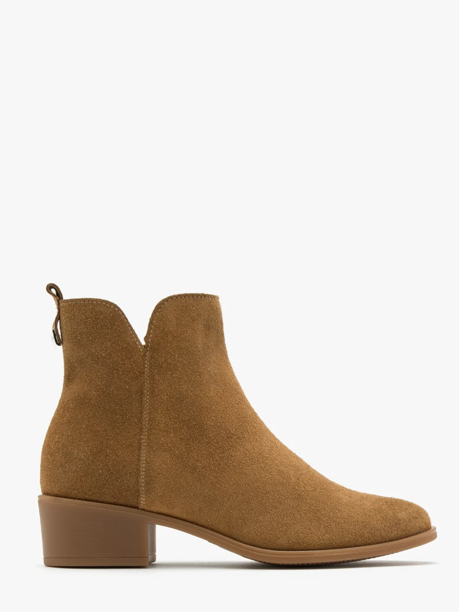 Rude botki z ozdobną cholewką