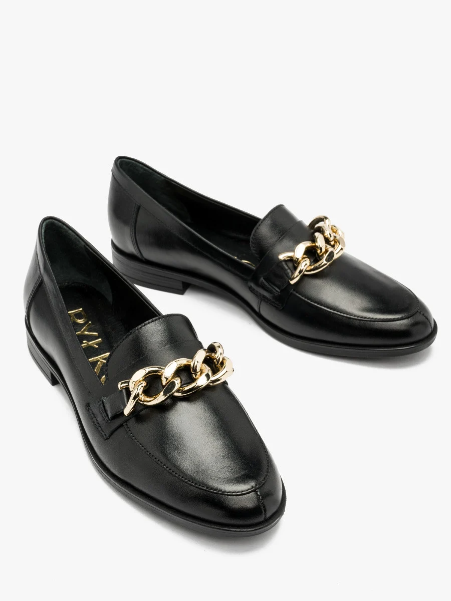 Czarne mokasyny ze złotym łańcuchem
