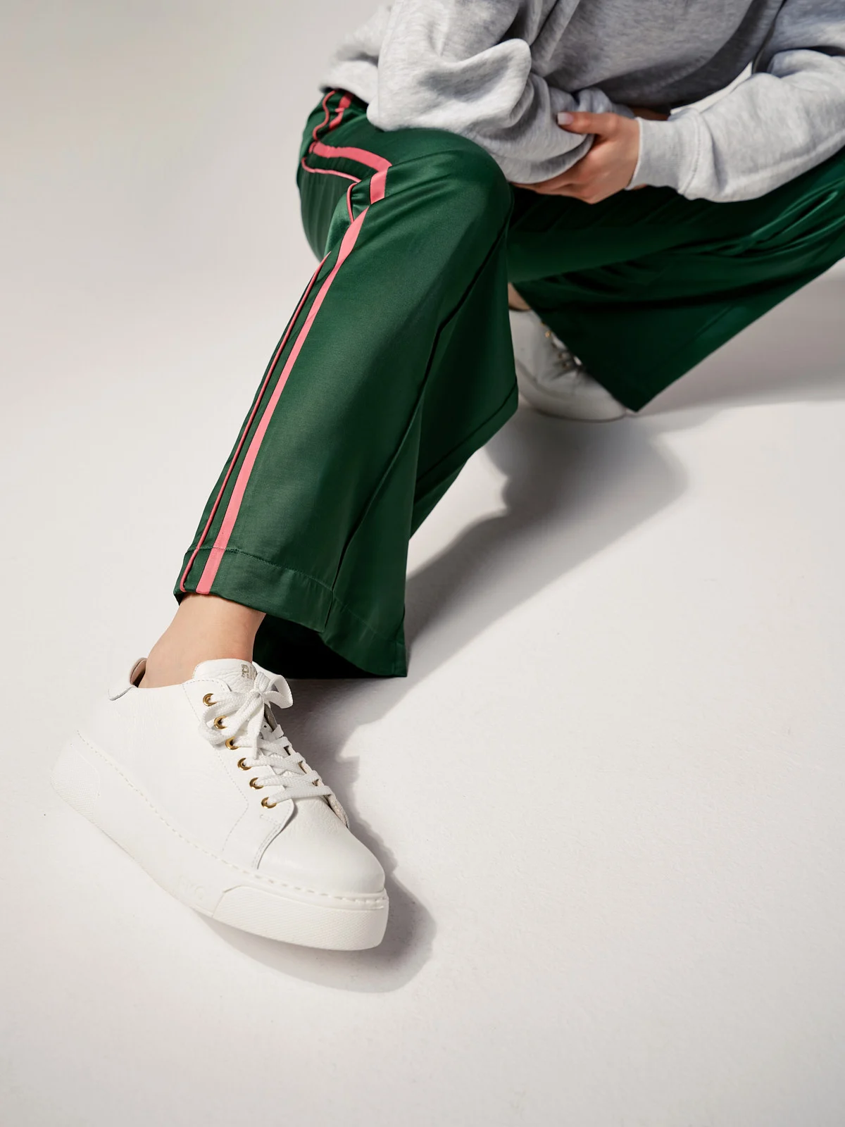 Białe półbuty sportowe ze złotymi detalami