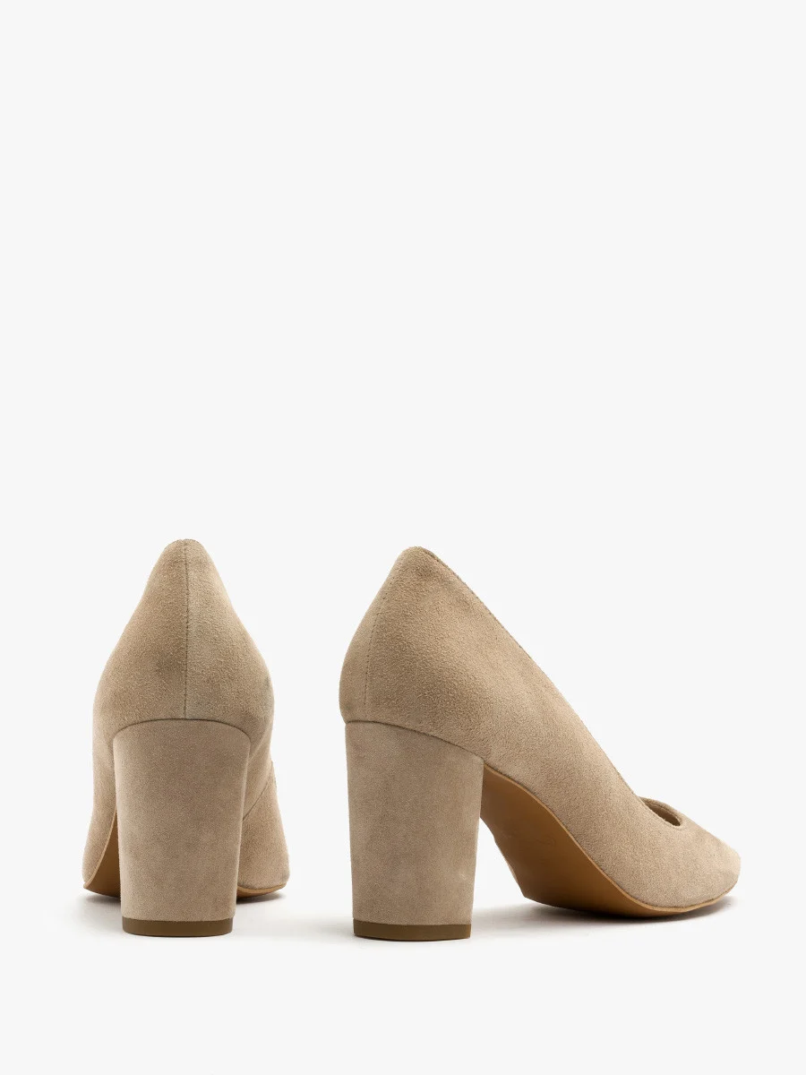 Beżowe czółenka na słupku