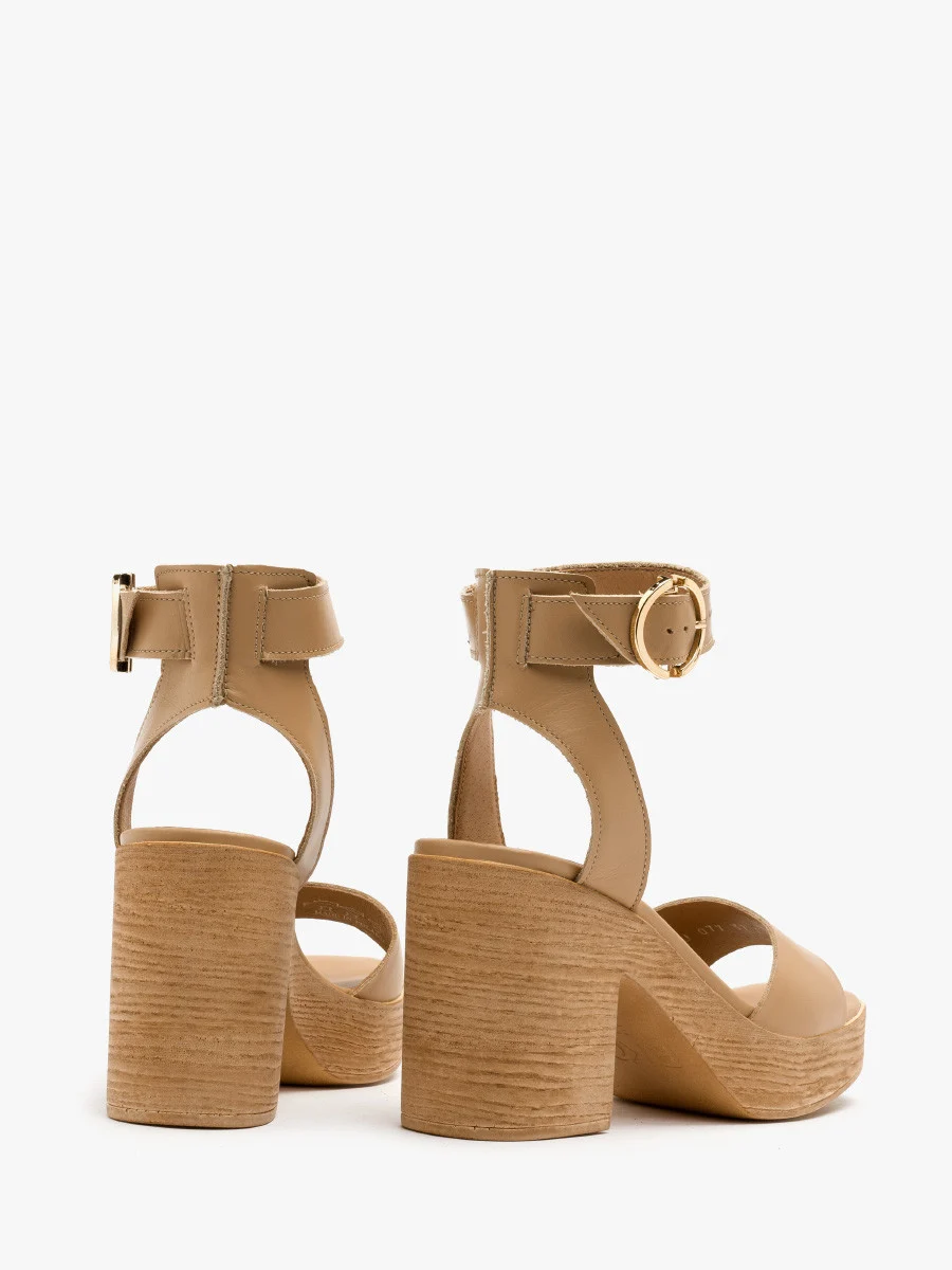 Beżowe sandały na balu