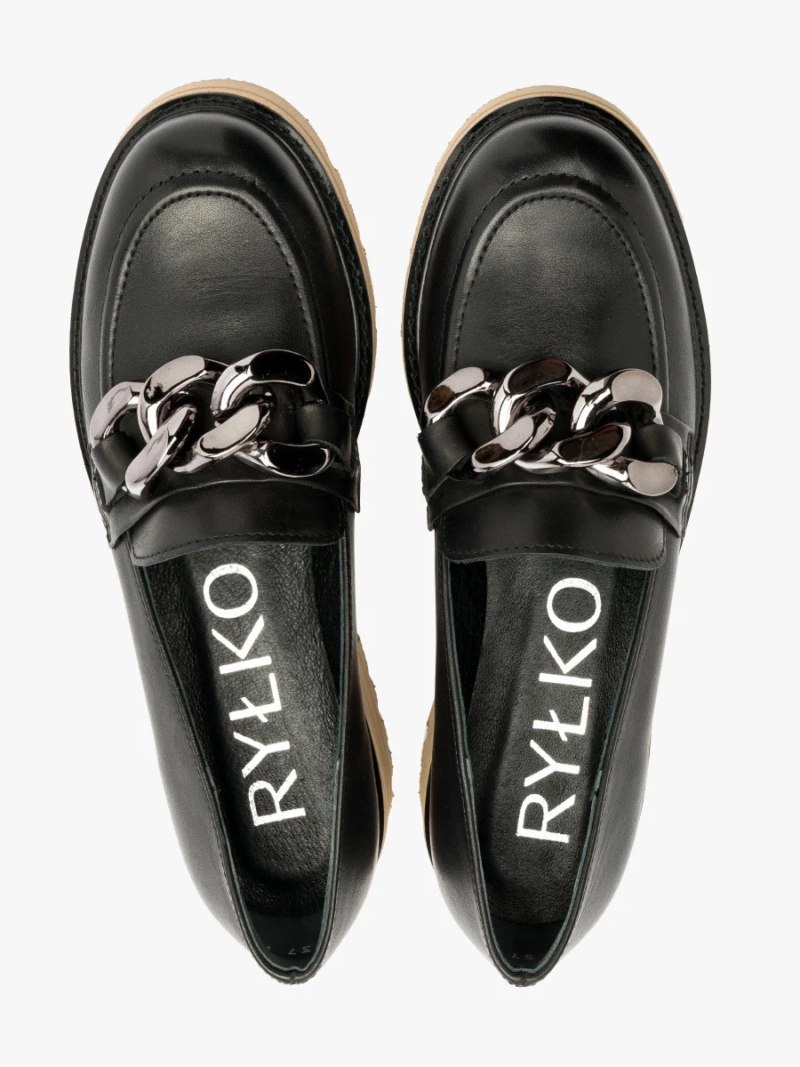 Czarne mokasyny na beżowym spodzie