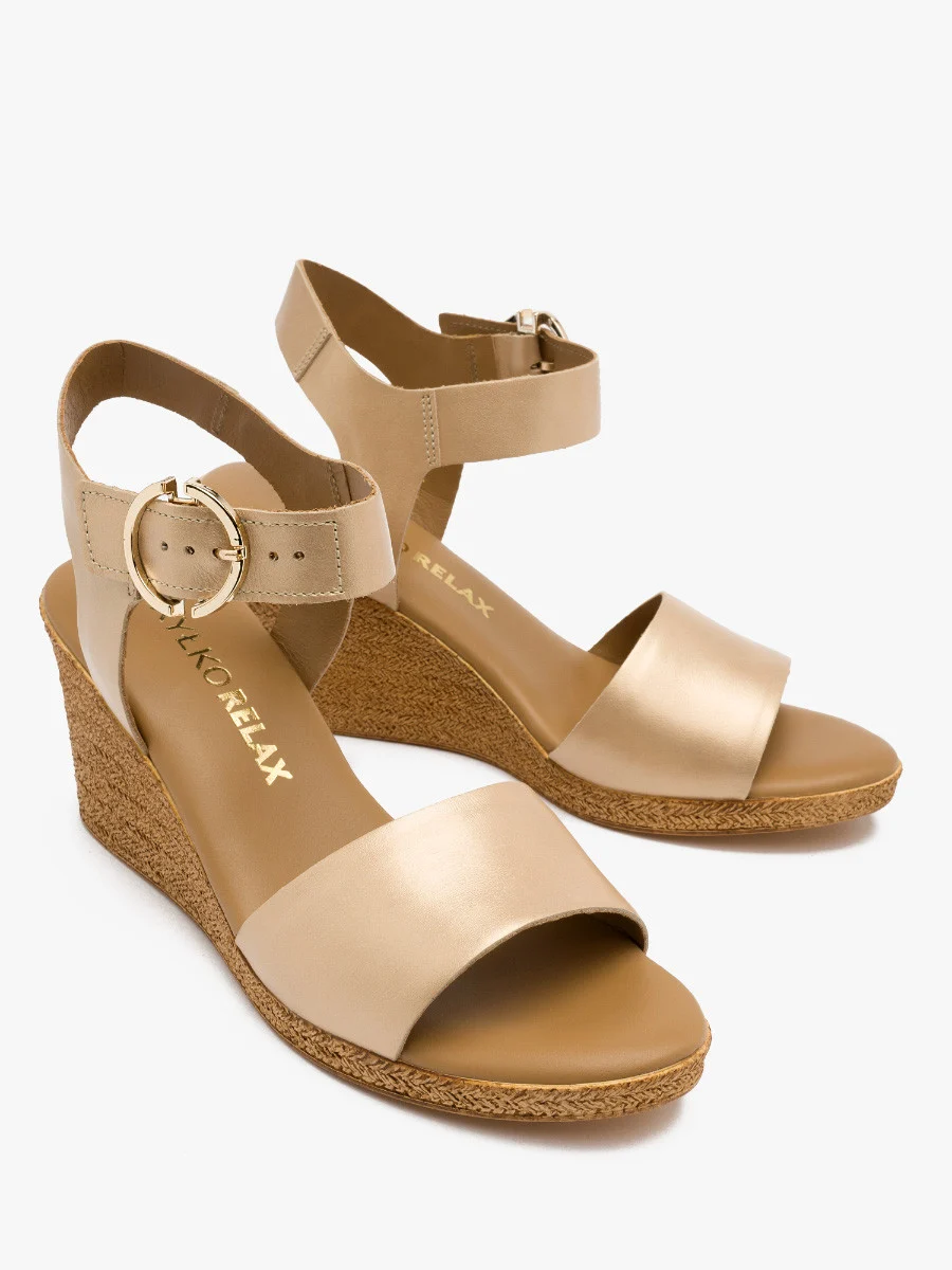 Złote sandały na koturnie