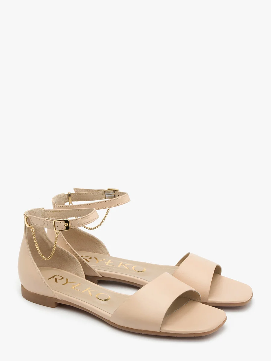 Beżowe sandały ze złotym łańcuszkiem