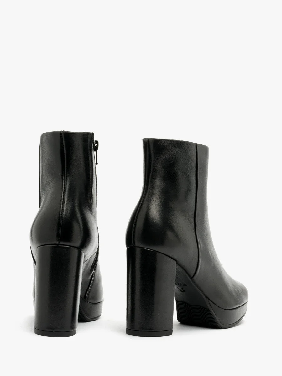 Czarne botki na obcasie