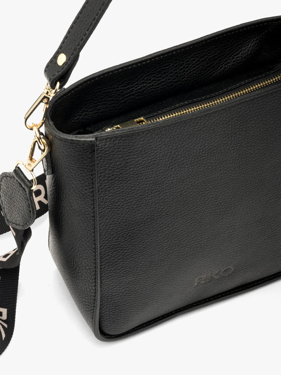 Czarna torebka średniej wielkości