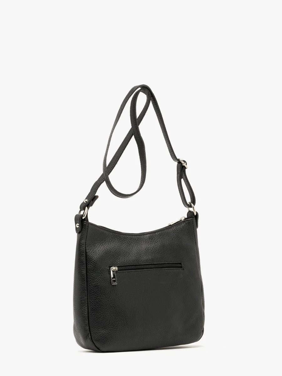 Czarna torebka średniej wielkości