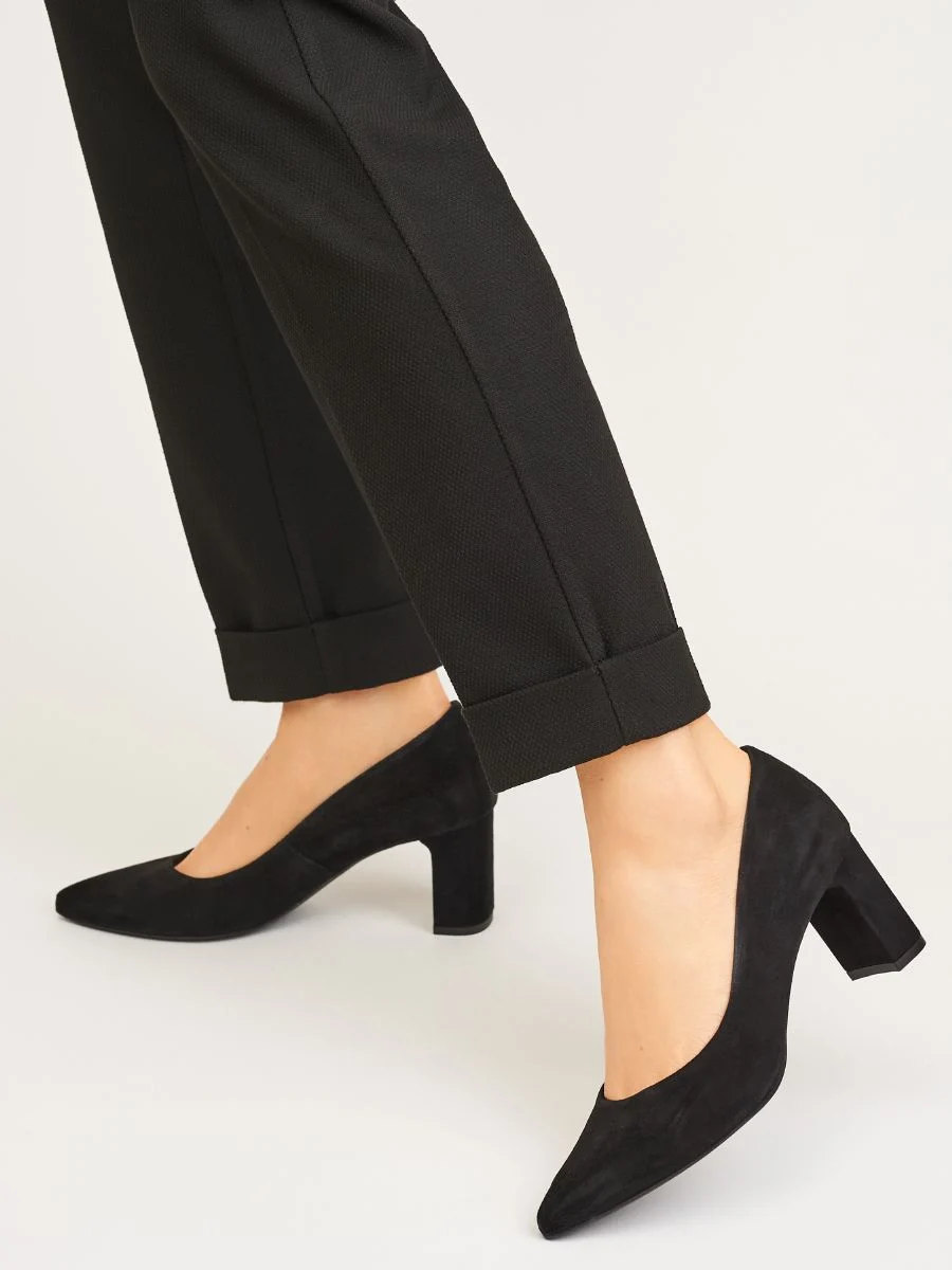 Czarne czółenka na słupku