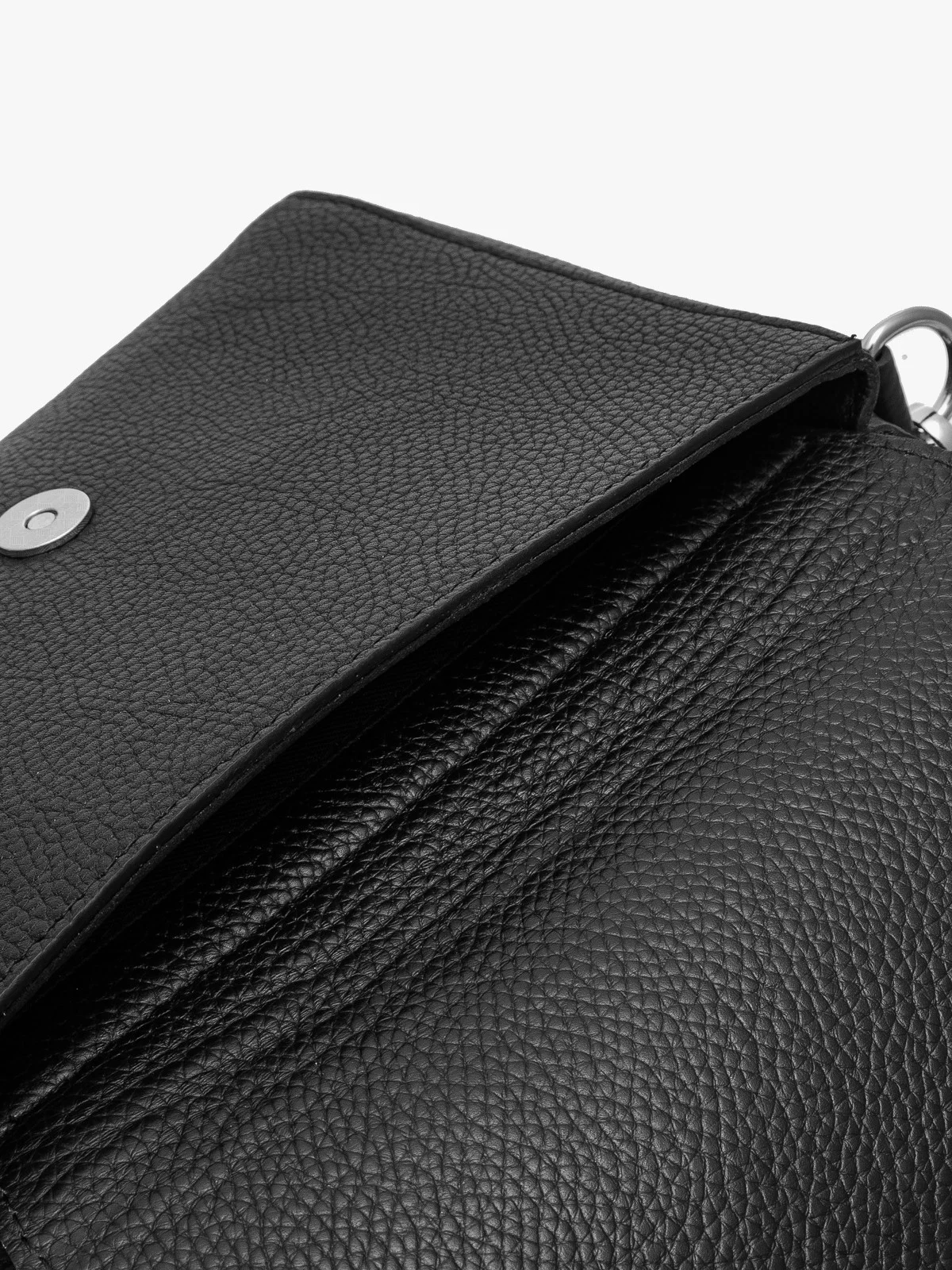 Czarna torebka damska z dekoracyjnym paskiem